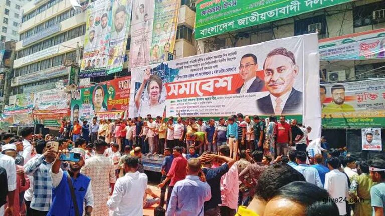 বিএনপি নেতাকর্মীদের স্লোগানে মুখরিত নয়াপল্টন ১ বিএনপি নেতাকর্মীদের স্লোগানে মুখরিত নয়াপল্টন