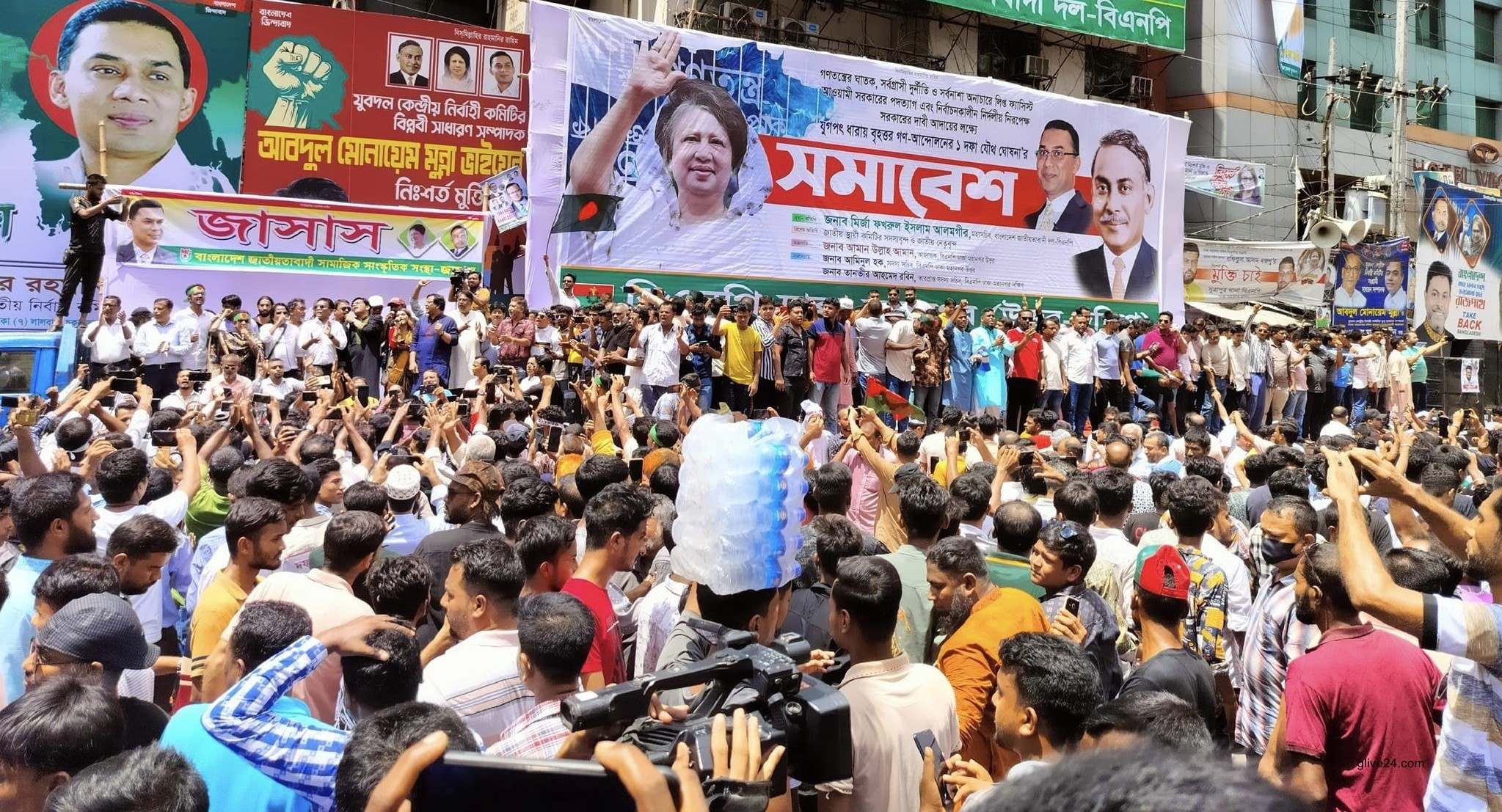 বিএনপি নেতাকর্মীদের স্লোগানে মুখরিত নয়াপল্টন 2 বিএনপি নেতাকর্মীদের স্লোগানে মুখরিত নয়াপল্টন