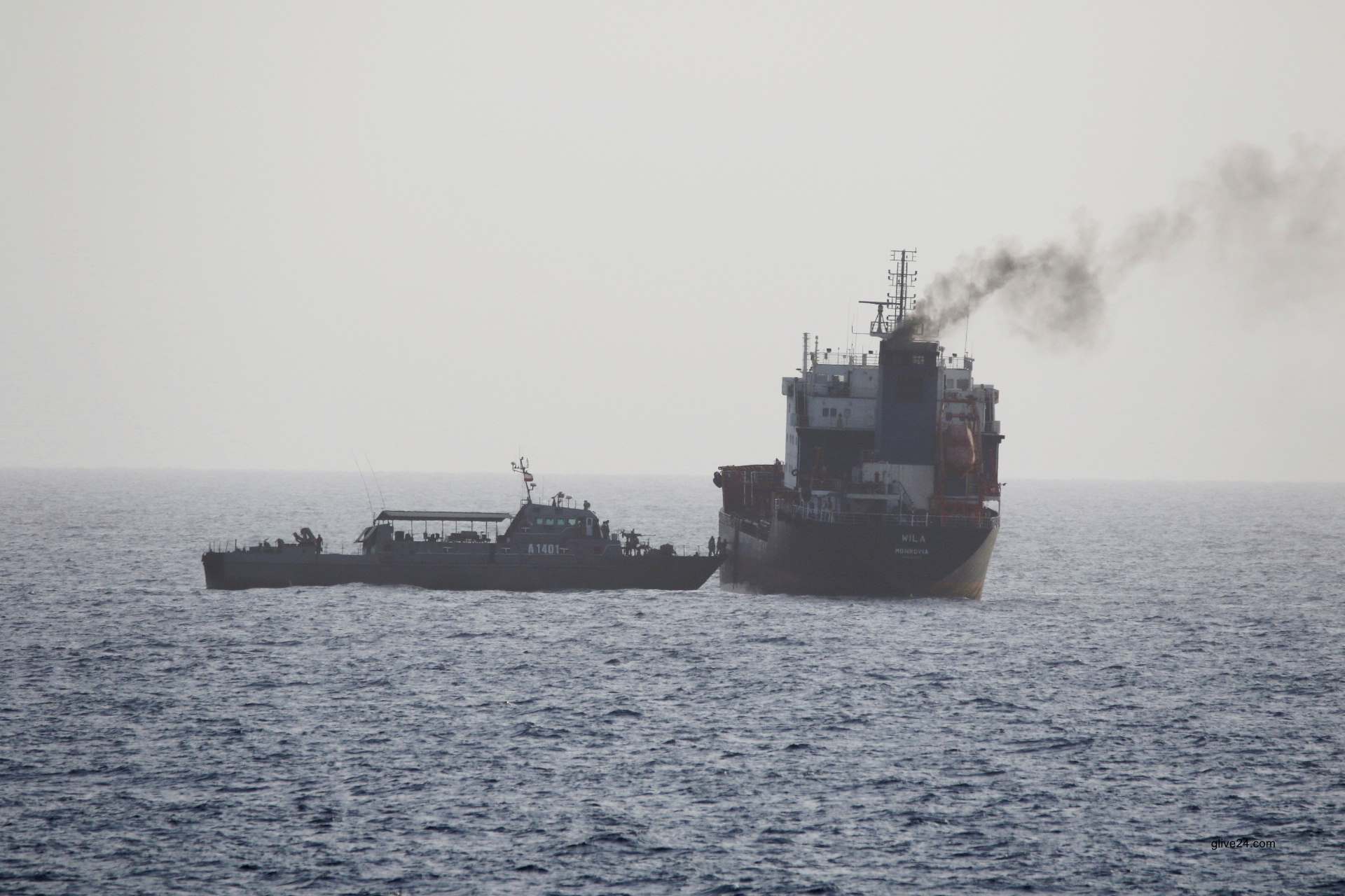 মার্কিন নৌবাহিনীর বাধায় ট্যাংকার আটকাতে পারল না ইরান