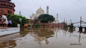 ৪৫ বছর পর যমুনার পানি উঠেছে তাজমহলের দেয়াল পর্যন্ত