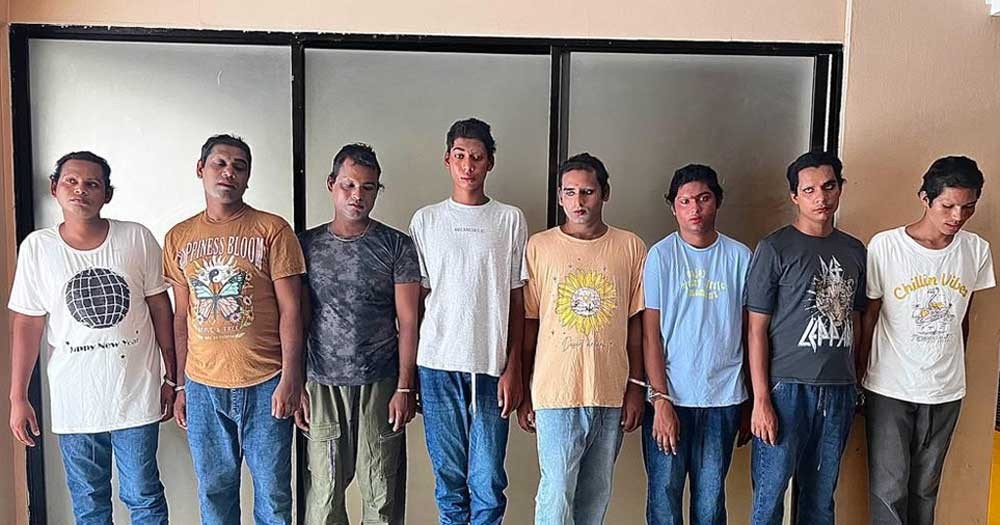 হিজরা সেজে চাঁদাবাজি করার অভিযোগে ৮ জনকে গ্রেপ্তার 1 হিজরা সেজে চাঁদাবাজি করার অভিযোগে ৮ জনকে গ্রেপ্তার