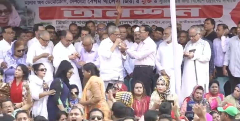 জুস পান করে অনশন 'ভাঙলেন বিএনপির শীর্ষ 'নেতারা