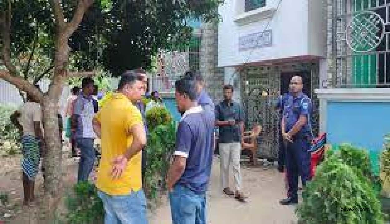 মা ও দুই ছেলেসহ ৩ জনকে গলা কেটে হত্যা করেছে দুর্বৃত্তরা 2 মা ও দুই ছেলেসহ ৩ জনকে গলা কেটে হত্যা করেছে দুর্বৃত্তরা