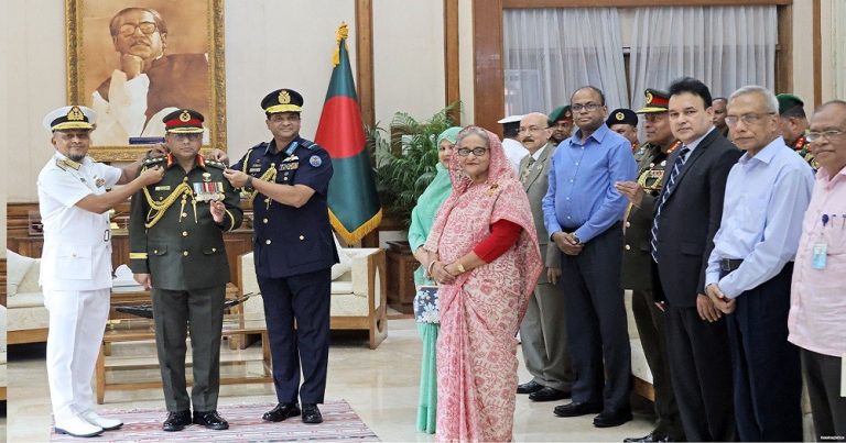 নবনিযুক্ত সেনা প্রধানকে র‌্যাংক ব্যাজ পরিধান ১ নবনিযুক্ত সেনা প্রধানকে র‌্যাংক ব্যাজ পরিধান
