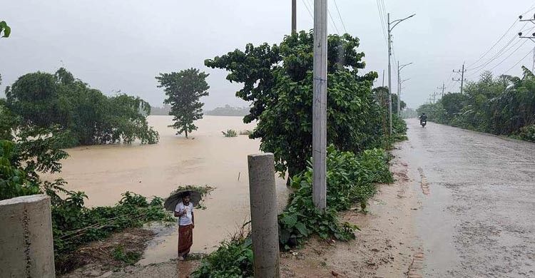 ভারতের উজান থেকে নেমে আসা পাড়াড়ি ঢলে কুমিল্লার গোমতী নদীর পানি বাড়ছে ! 2 ভারতের উজান থেকে নেমে আসা পাড়াড়ি ঢলে কুমিল্লার গোমতী নদীর পানি বাড়ছে !