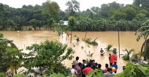 ভারতের উজান থেকে নেমে আসা পাড়াড়ি ঢলে কুমিল্লার গোমতী নদীর পানি বাড়ছে !