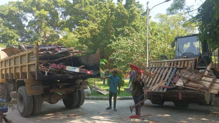 ফার্মগেট গুলিস্তানের ফুটপাথে অভিযান বিপুল সংখ্যক দোকান উচ্ছেদ ভ্যান জব্দ