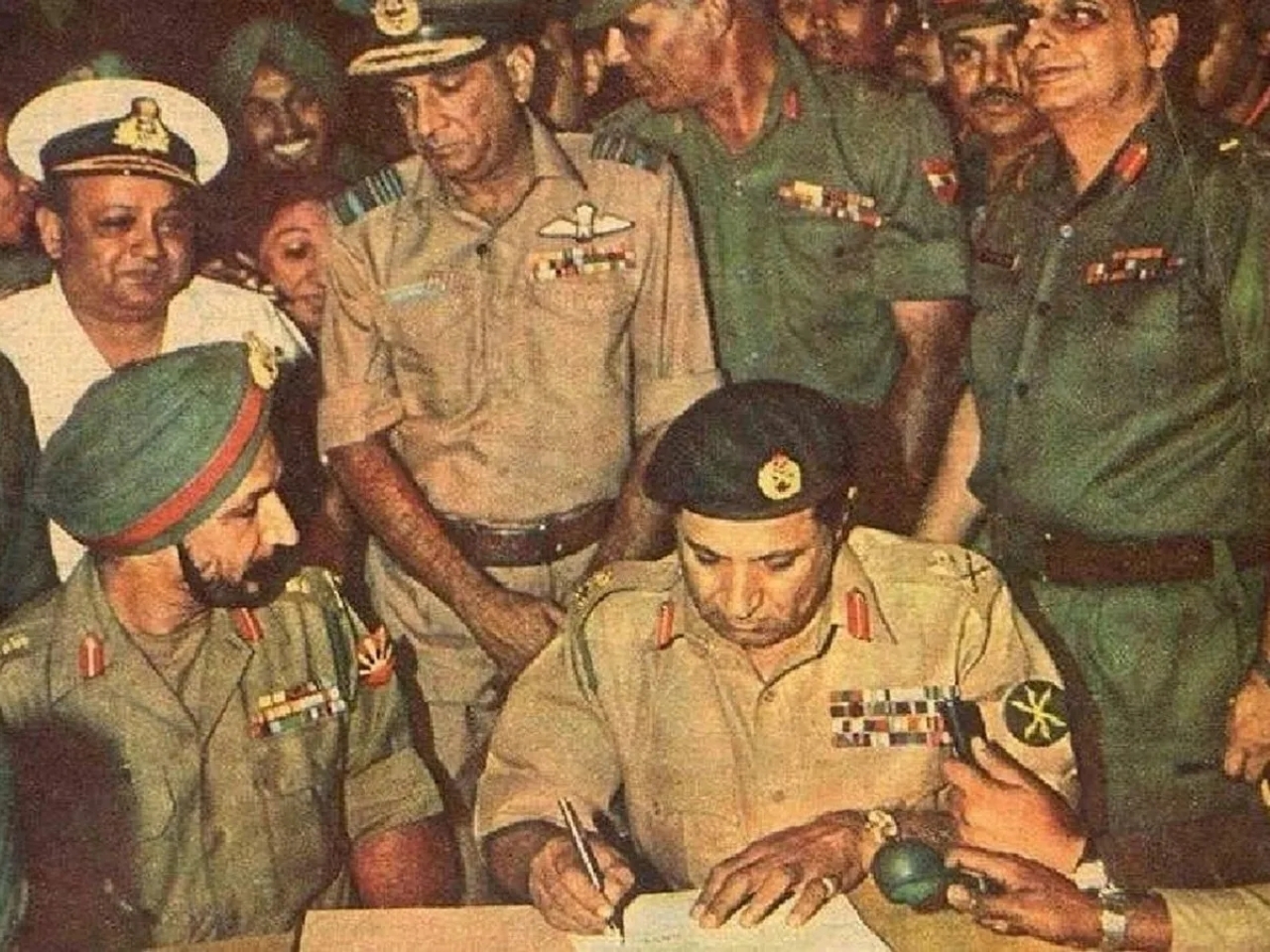 ১৬ ডিসেম্বর মিত্র বাহিনীর কাছে পাকিস্তানের আত্মসমর্পণ