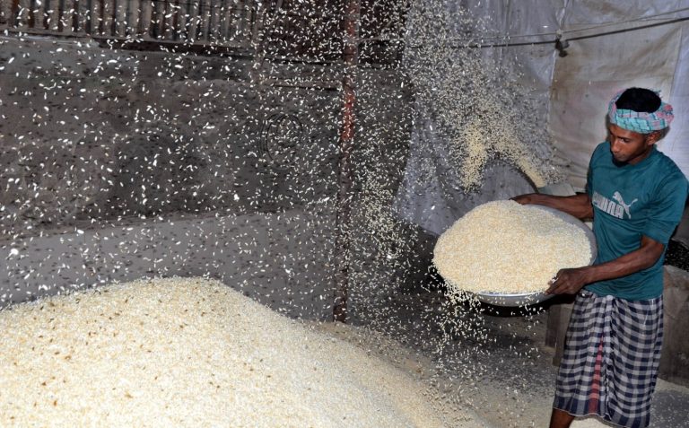 টাঙ্গাইলে রমজান ঘিরে ব্যস্ত সময় পার করছেন মুড়ি কারিগররা