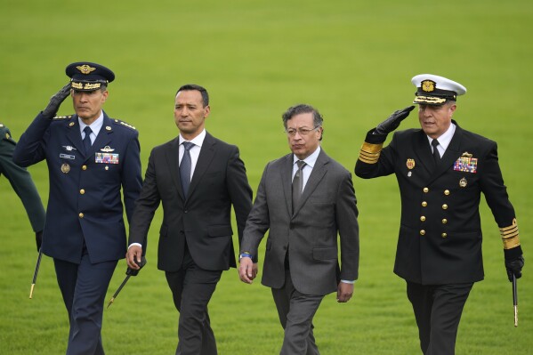 গেরিলাদের বিরুদ্ধে ‘পূর্ণ শক্তি’ প্রয়োগের ঘোষণা কলম্বিয়ার প্রতিরক্ষামন্ত্রীর