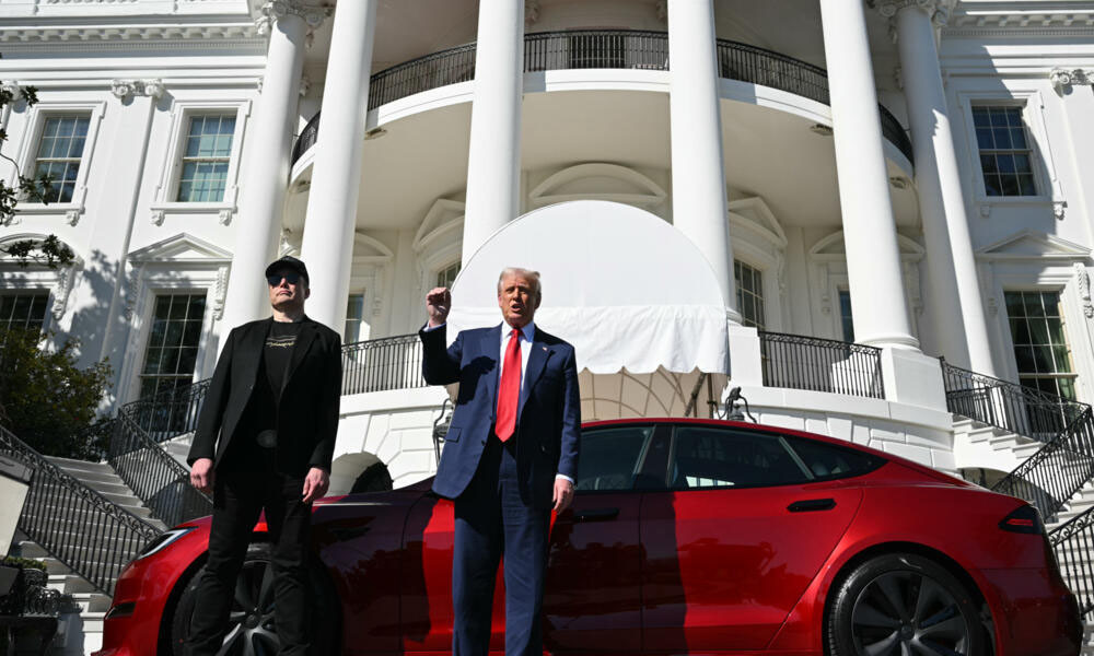 টেসলা কিনলেও রাস্তায় চালাতে পারবেন না ট্রাম্প