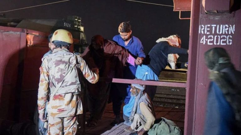 পাকিস্তানে ট্রেন অবরোধ: ১৫৫ জন যাত্রী মুক্ত, অভিযানে নিহত ২৭ জঙ্গি