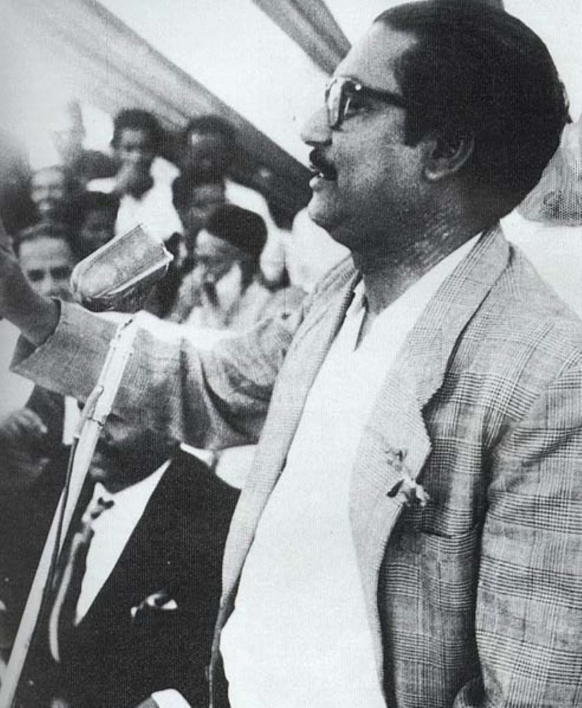বঙ্গবন্ধু শেখ মুজিবুর রহমান ১৯৬৬ সালের ৫ ফেব্রুয়ারি লাহোরে ছয় দফা পেশ করছেন