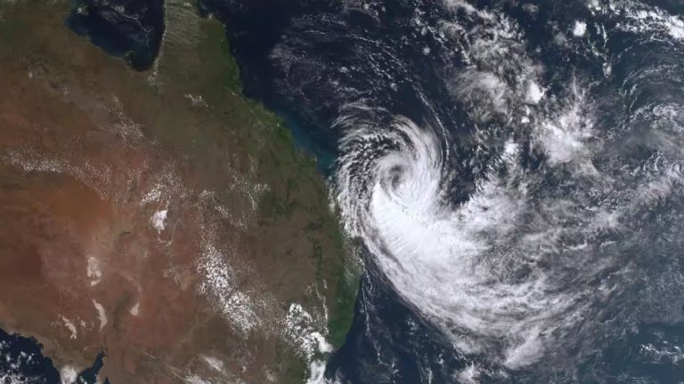 ব্রিসবেনের দিকে ধেয়ে আসছে শক্তিশালী ঘূর্ণিঝড়