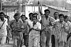 মুক্তিযুদ্ধের ছবি, ছবি তুলেছেন - অমিয় তরফদার, বাংলাদেশ, ১৯৭১; صورة لحرب التحرير التي التقطتها عامية ترافدار ، بنجلاديش ، 1971 ; अमिय तराफदार द्वारा ली गई मुक्ति संग्राम की तस्वीर, बांग्लादेश, 1971; جنگ آزادی کی تصویر، امیہ ترافدار، بنگلہ دیش، 1971 کے ذریعے لی گئی۔; Photo of Liberation War, taken by Amiya Tarafdar, Bangladesh, 1971
