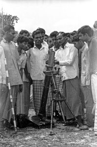 মুক্তিযুদ্ধের ছবি, ছবি তুলেছেন - অমিয় তরফদার, বাংলাদেশ, ১৯৭১; صورة لحرب التحرير التي التقطتها عامية ترافدار ، بنجلاديش ، 1971 ; अमिय तराफदार द्वारा ली गई मुक्ति संग्राम की तस्वीर, बांग्लादेश, 1971; جنگ آزادی کی تصویر، امیہ ترافدار، بنگلہ دیش، 1971 کے ذریعے لی گئی۔; Photo of Liberation War, taken by Amiya Tarafdar, Bangladesh, 1971