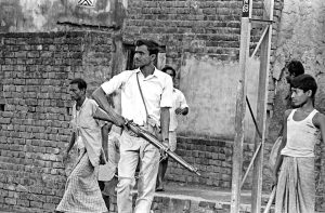 মুক্তিযুদ্ধের ছবি, ছবি তুলেছেন - অমিয় তরফদার, বাংলাদেশ, ১৯৭১; صورة لحرب التحرير التي التقطتها عامية ترافدار ، بنجلاديش ، 1971 ; अमिय तराफदार द्वारा ली गई मुक्ति संग्राम की तस्वीर, बांग्लादेश, 1971; جنگ آزادی کی تصویر، امیہ ترافدار، بنگلہ دیش، 1971 کے ذریعے لی گئی۔; Photo of Liberation War, taken by Amiya Tarafdar, Bangladesh, 1971