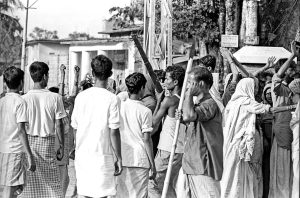 মুক্তিযুদ্ধের ছবি, ছবি তুলেছেন - অমিয় তরফদার, বাংলাদেশ, ১৯৭১; صورة لحرب التحرير التي التقطتها عامية ترافدار ، بنجلاديش ، 1971 ; अमिय तराफदार द्वारा ली गई मुक्ति संग्राम की तस्वीर, बांग्लादेश, 1971; جنگ آزادی کی تصویر، امیہ ترافدار، بنگلہ دیش، 1971 کے ذریعے لی گئی۔; Photo of Liberation War, taken by Amiya Tarafdar, Bangladesh, 1971