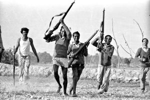 মুক্তিযুদ্ধের ছবি, ছবি তুলেছেন - অমিয় তরফদার, বাংলাদেশ, ১৯৭১; صورة لحرب التحرير التي التقطتها عامية ترافدار ، بنجلاديش ، 1971 ; अमिय तराफदार द्वारा ली गई मुक्ति संग्राम की तस्वीर, बांग्लादेश, 1971; جنگ آزادی کی تصویر، امیہ ترافدار، بنگلہ دیش، 1971 کے ذریعے لی گئی۔; Photo of Liberation War, taken by Amiya Tarafdar, Bangladesh, 1971