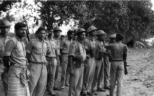 মুক্তিযুদ্ধের ছবি, ছবি তুলেছেন - অমিয় তরফদার, বাংলাদেশ, ১৯৭১; صورة لحرب التحرير التي التقطتها عامية ترافدار ، بنجلاديش ، 1971 ; अमिय तराफदार द्वारा ली गई मुक्ति संग्राम की तस्वीर, बांग्लादेश, 1971; جنگ آزادی کی تصویر، امیہ ترافدار، بنگلہ دیش، 1971 کے ذریعے لی گئی۔; Photo of Liberation War, taken by Amiya Tarafdar, Bangladesh, 1971