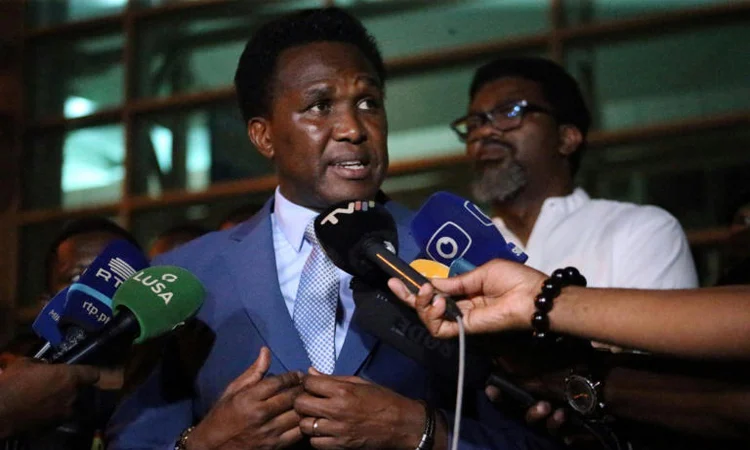 সম্পর্ক পুনঃস্থাপনে বিরোধী দলের প্রধানের সঙ্গে মোজাম্বিকের প্রেসিডেন্টের বৈঠক