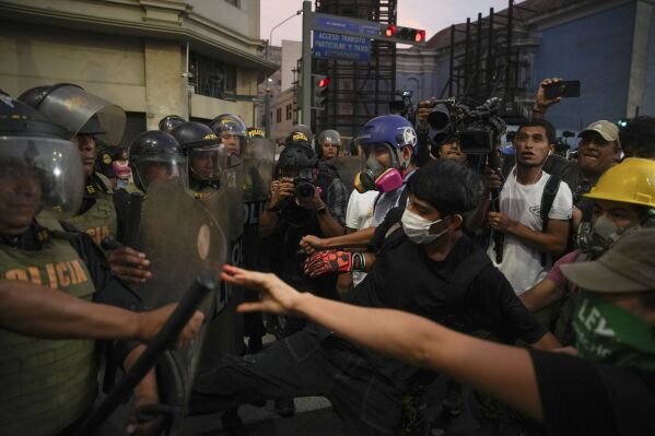 সহিংস অপরাধ নিয়ন্ত্রণে ব্যর্থতার কারণে পেরুর স্বরাষ্ট্রমন্ত্রী বরখাস্ত
