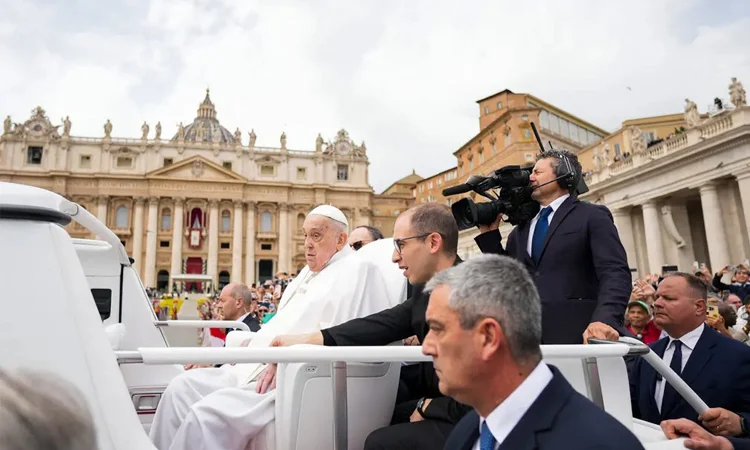 রাত ৮টায় কফিনে রাখা হবে পোপের মরদেহ: ভ্যাটিকান