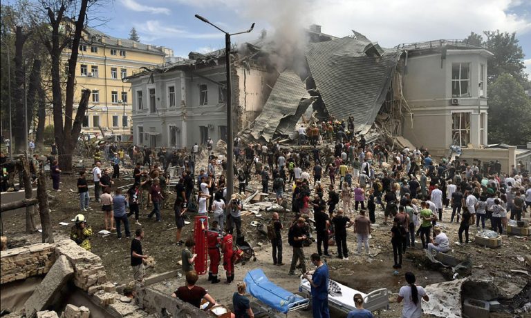 ইউক্রেনের প্রেসিডেন্টের শহর ক্রিভি রিগে রাশিয়ার হামলায় নিহত ১৮