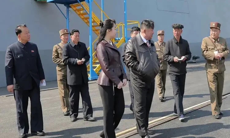 উত্তর কোরিয়ার যুদ্ধজাহাজে পারমাণবিক অস্ত্র বসানোর নির্দেশ কিম জং উনের