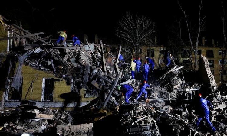 ক্রিমিয়া ছাড়ার প্রস্তাব প্রত্যাখ্যানের পর কিয়েভে রাশিয়ার ক্ষেপণাস্ত্র হামলা, নিহত ২