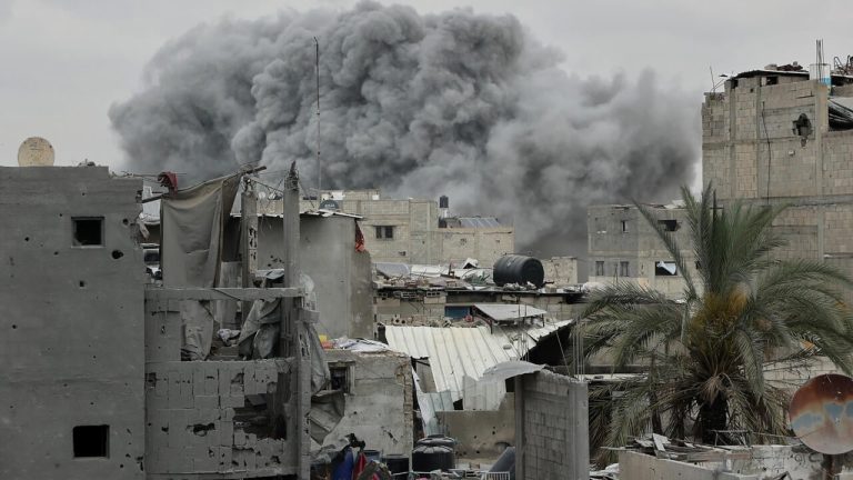 গাজায় ইসরাইলি হামলায় একই পরিবারের ১০ জন নিহত