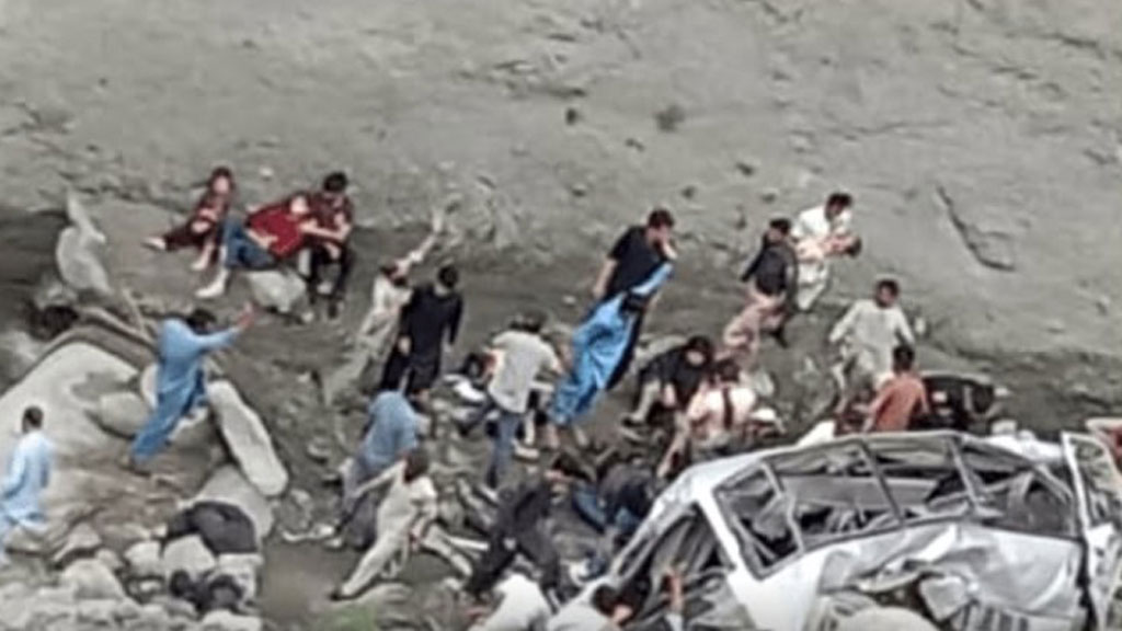 পাকিস্তানে মাইক্রোবাস খাদে পড়ে ১৩ জনের মৃত্যু