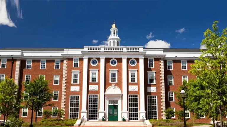 ফেডারেল সহায়তা বন্ধে ট্রাম্প প্রশাসনের সিদ্ধান্তের বিরুদ্ধে হার্ভার্ডের মামলা