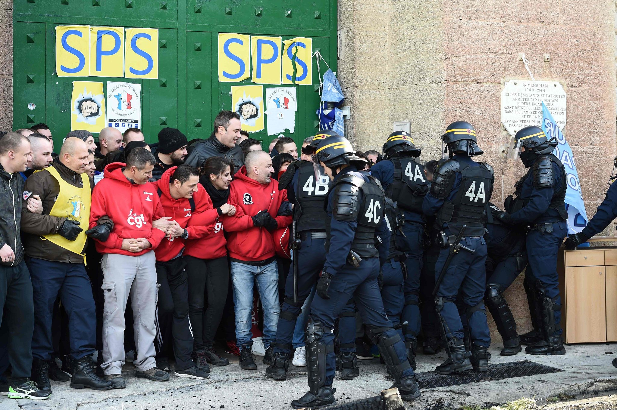 ফ্রান্সের কারাগারগুলোতে অগ্নিসংযোগ ও গুলি, মাদকবিরোধী অভিযানের পাল্টা প্রতিক্রিয়া