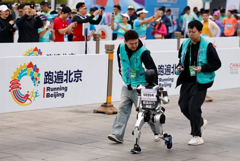 বেইজিংয়ে হাফ ম্যারাথনে রোবটের কদম: প্রযুক্তির পথে সাহসী পদক্ষেপ