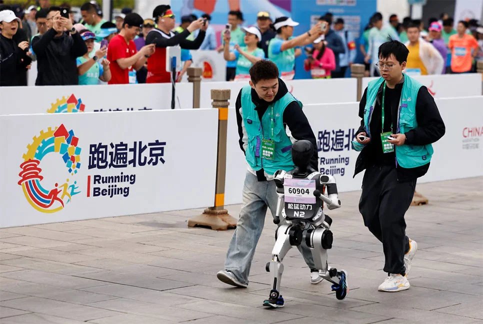 বেইজিংয়ে হাফ ম্যারাথনে রোবটের কদম: প্রযুক্তির পথে সাহসী পদক্ষেপ
