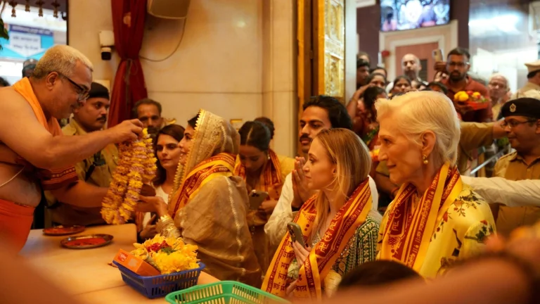 ভারতে এলেন ইলন মাস্কের মা মে মাস্ক, সাক্ষাৎ বলিউড অভিনেত্রী জ্যাকুলিনের সঙ্গে