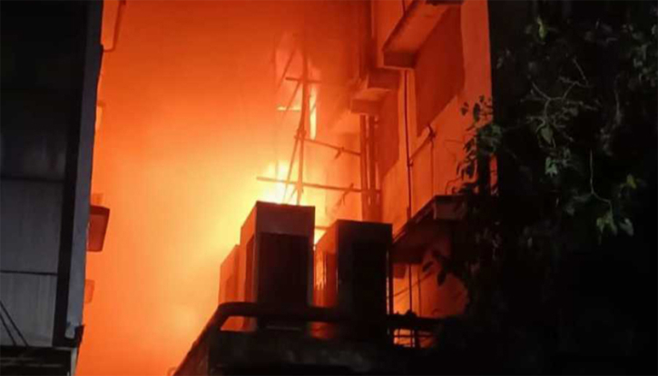 ভারতের কলকাতায় হোটেলে ভয়াবহ অগ্নিকাণ্ডে ১৫ জন নিহত
