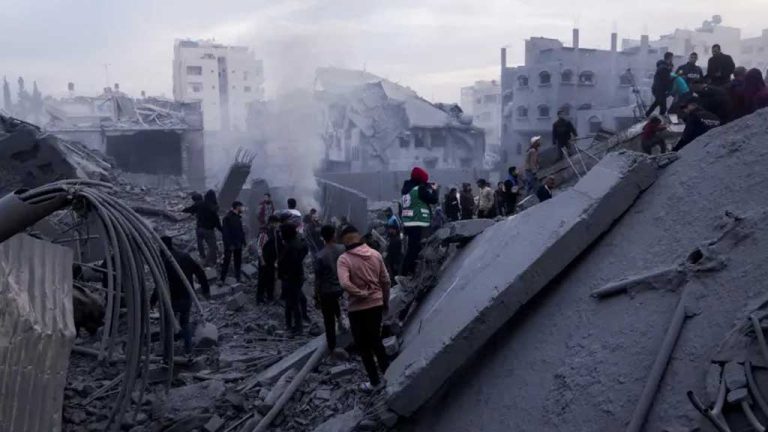 ইসরাইলি হামলায় গাজায় একই পরিবারের ৮ জনসহ নিহত ১১