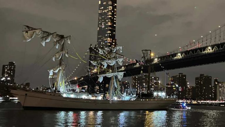 নিউ ইয়র্কের ব্রুকলিন ব্রিজে মেক্সিকান জাহাজের ধাক্কা, আহত ২২