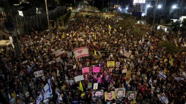 নেতানিয়াহুকে জিম্মিদের স্বজনদের প্রশ্ন : ‘আপনি ঘুমান কীভাবে?’