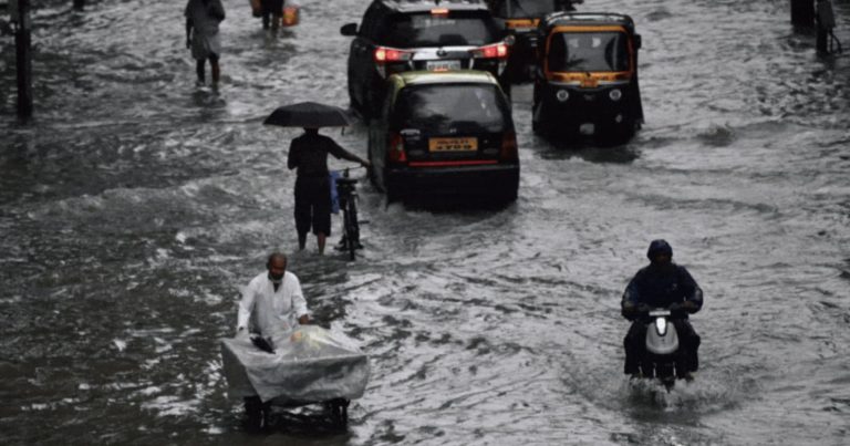 ভারতের মুম্বাইয়ে আগাম বর্ষার বৃষ্টি, শহরজুড়ে জলাবদ্ধতা