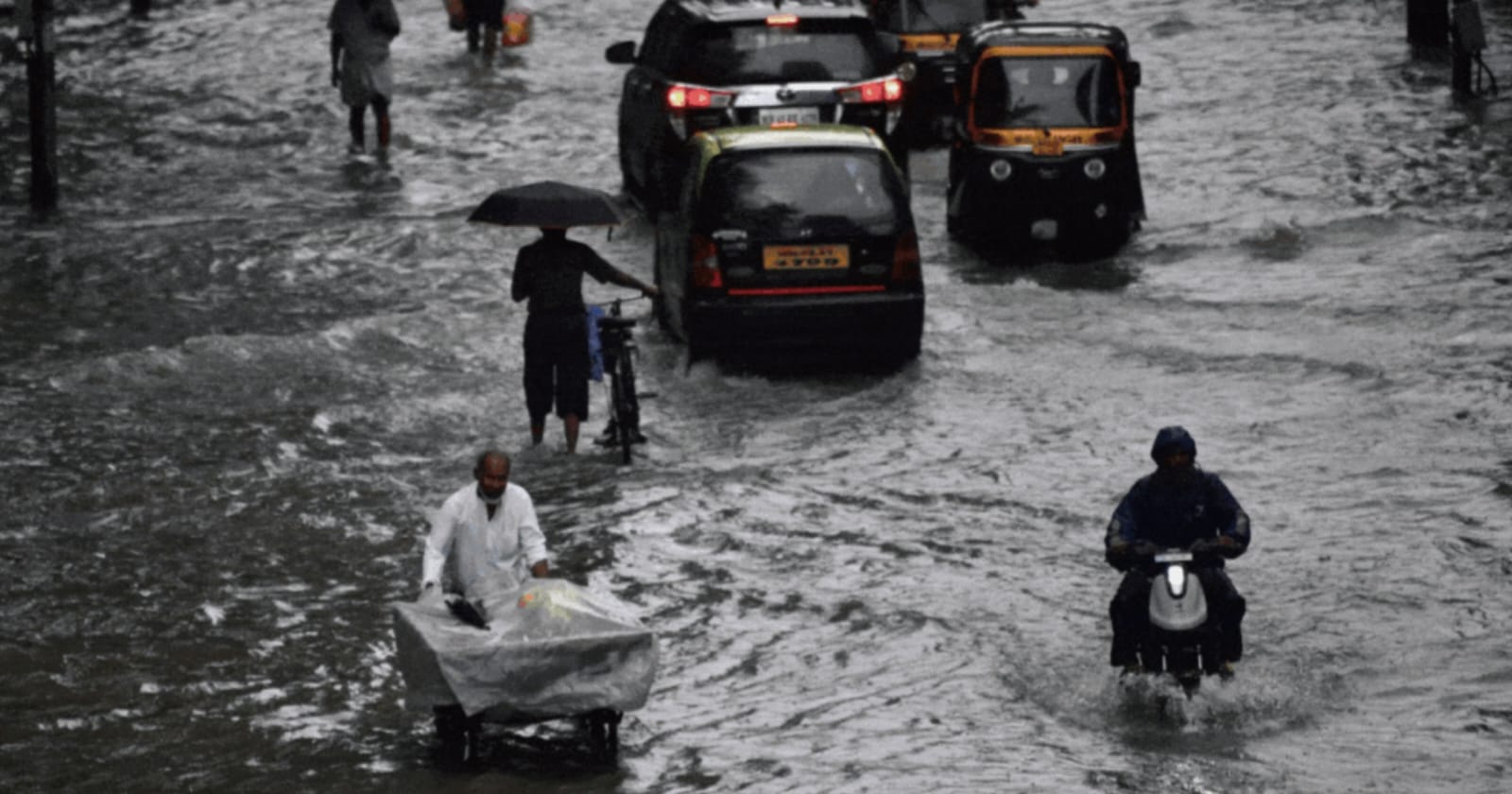 ভারতের মুম্বাইয়ে আগাম বর্ষার বৃষ্টি, শহরজুড়ে জলাবদ্ধতা