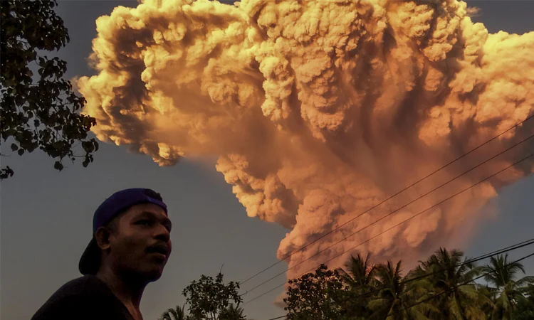 ইন্দোনেশিয়ায় আগ্নেয়গিরির অগ্ন্যুৎপাত, বালিতে বহু ফ্লাইট বাতিল
