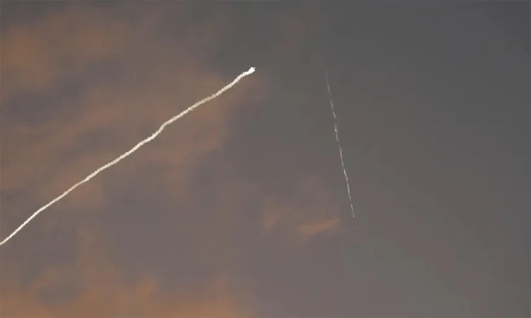 ইরানের ক্ষেপণাস্ত্র হামলায় ইসরাইলে ৩ জন নিহত, আহত ৮