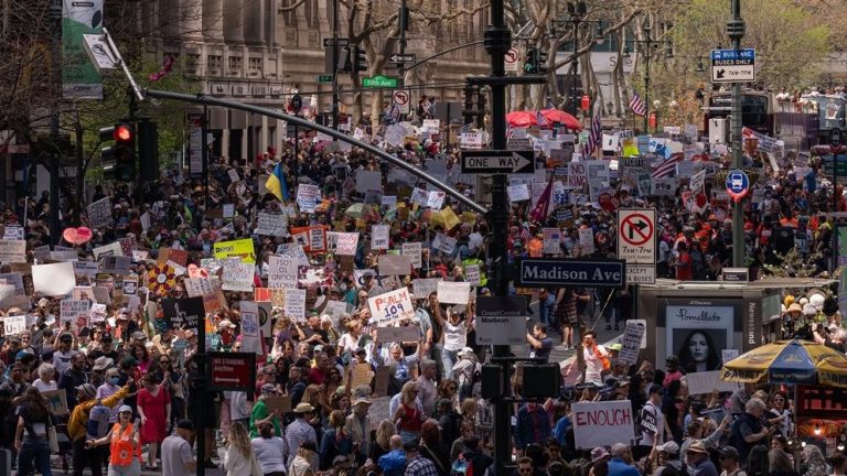 ট্রাম্পের হুমকির মধ্যেও যুক্তরাষ্ট্রজুড়ে বিক্ষোভ অব্যাহত