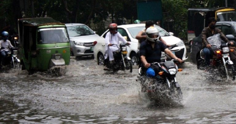 পাকিস্তানে টানা বৃষ্টি ও আকস্মিক বন্যায় ৩২ জনের মৃত্যু