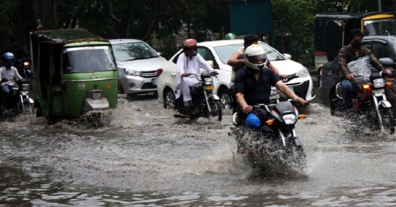 পাকিস্তানে টানা বৃষ্টি ও আকস্মিক বন্যায় ৩২ জনের মৃত্যু