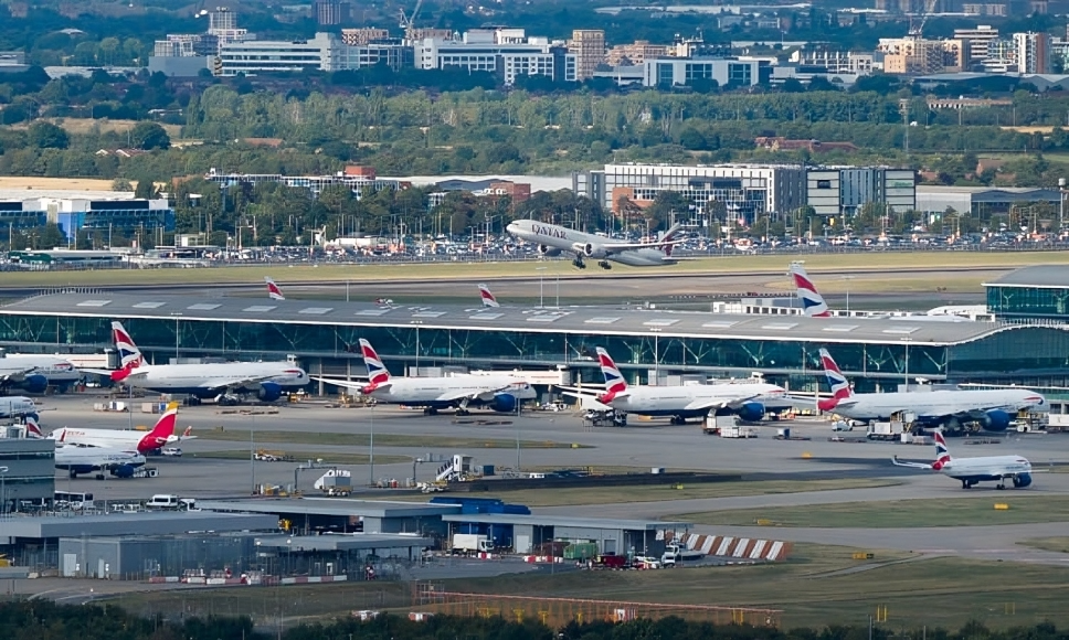 কারিগরি ত্রুটিতে যুক্তরাজ্যে ১২০টিরও বেশি ফ্লাইট বাতিল ও বিলম্বিত