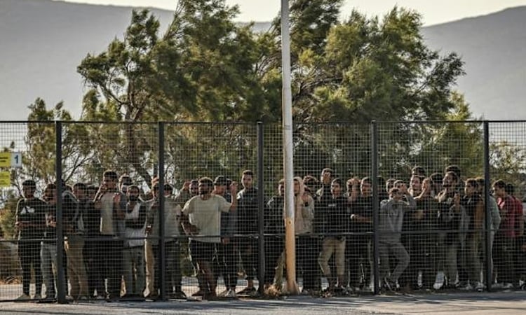আশ্রয় স্থগিতের পর গ্রিসে অভিবাসীদের প্রথম আটক আশ্রয় স্থগিতের পর গ্রিসে অভিবাসীদের প্রথম আটক